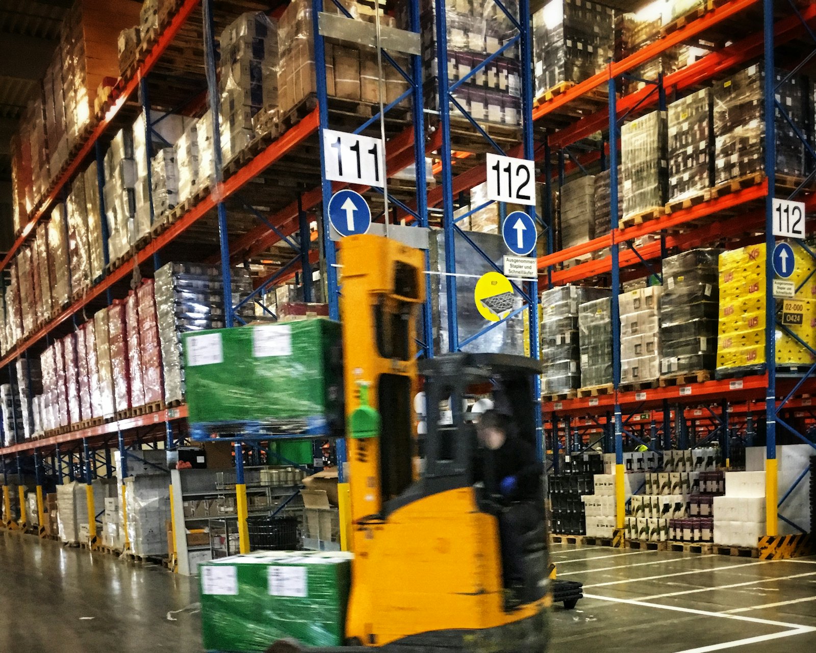 Depoda paletli yükleri taşıyan forklift
